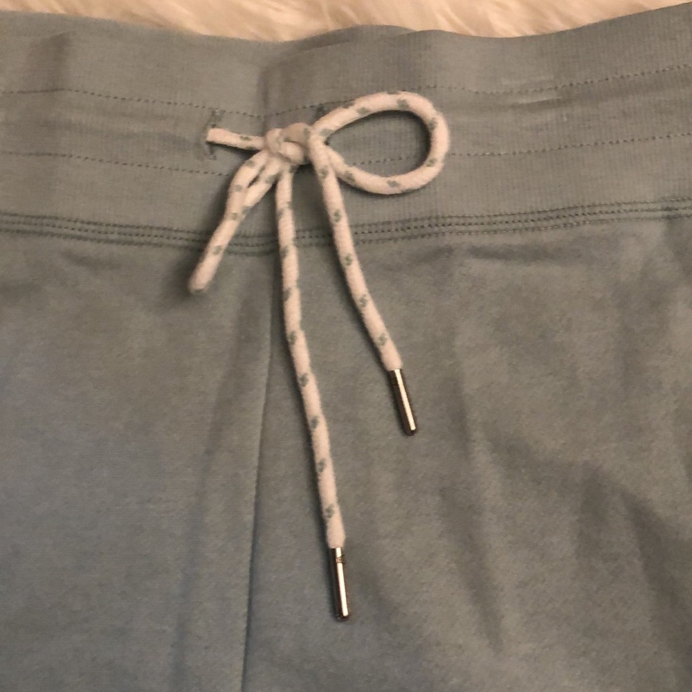 NWT Women Reebok Relaxed Shorts in XL - 2 Pockets - Grey Mist Color - Picture 3 of 9